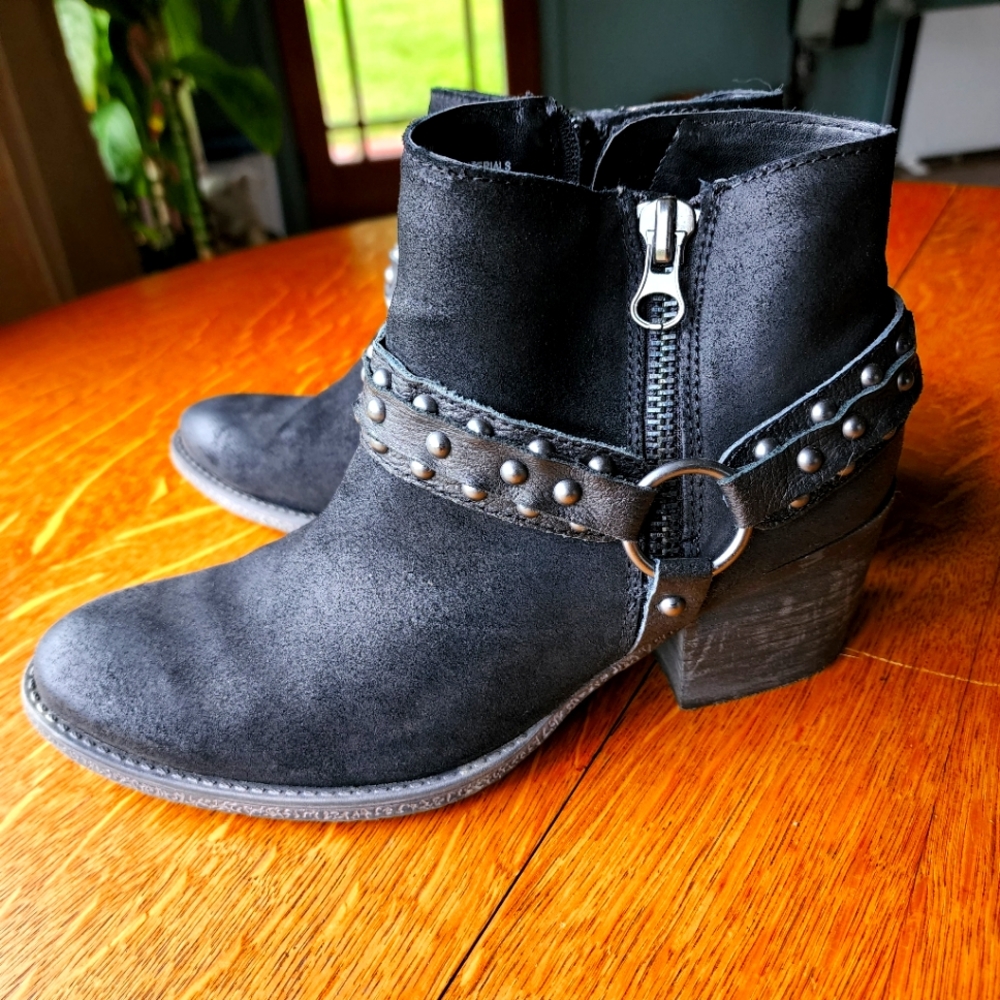 Crown Vintage Wendy Black Bootie Size 8.5